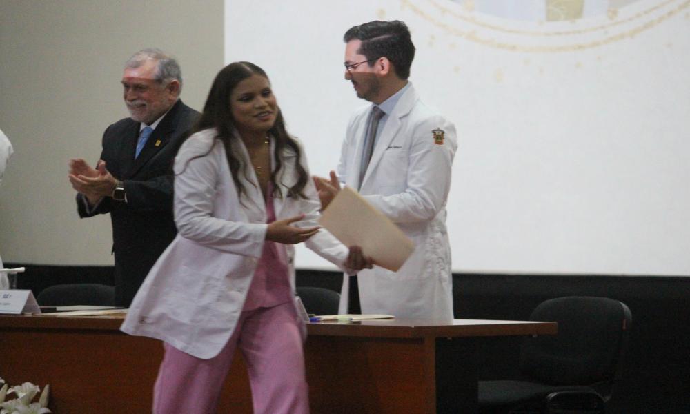 Se realiza la ceremonia de “imposición de batas” para estudiantes de Pregrado