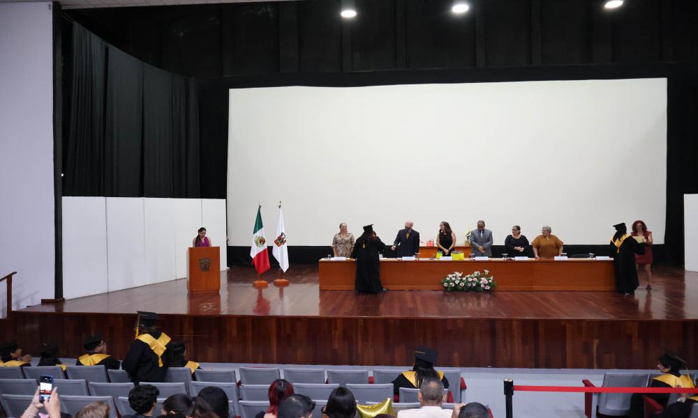 Emotivo acto académico con los egresados de las carreras de Diseño para la Comunicación Gráfica y Artes Visuales