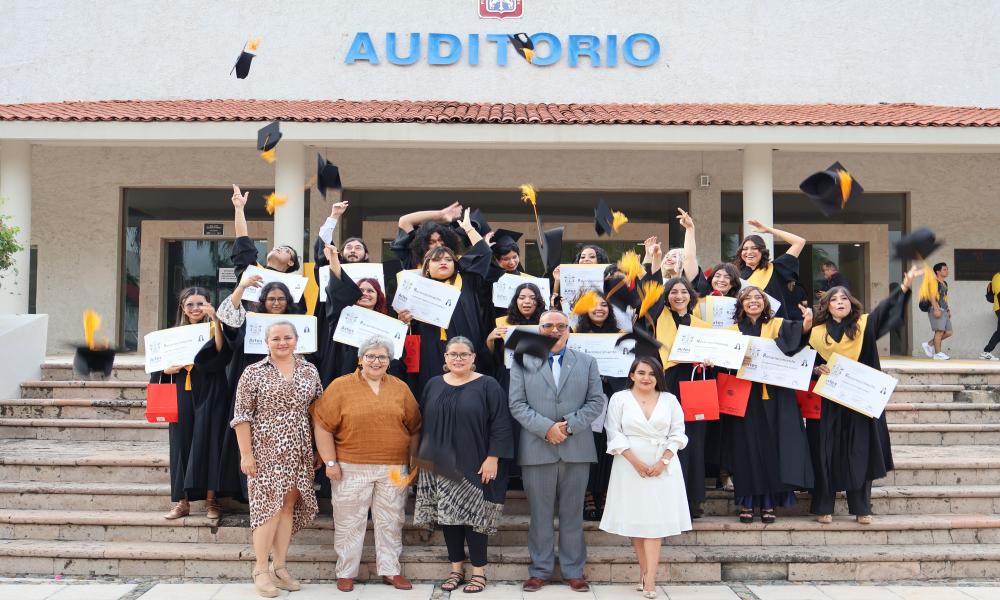 Emotivo acto académico con los egresados de las carreras de Diseño para la Comunicación Gráfica y Artes Visuales