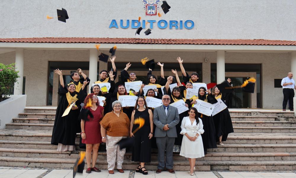 Emotivo acto académico con los egresados de las carreras de Diseño para la Comunicación Gráfica y Artes Visuales