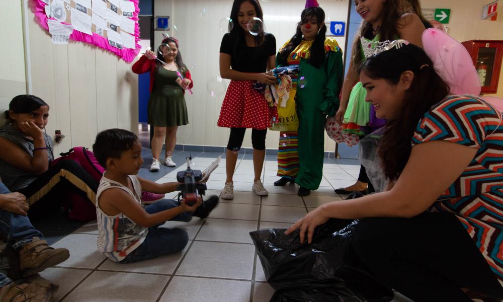 Intercambian sonrisas por juguetes en el Día del niño