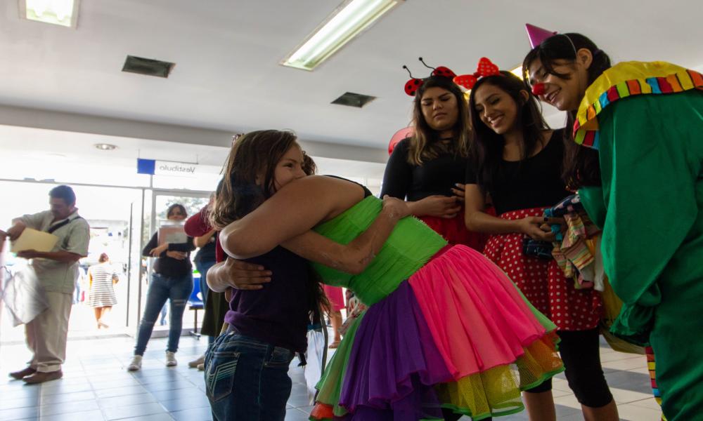 Intercambian sonrisas por juguetes en el Día del niño