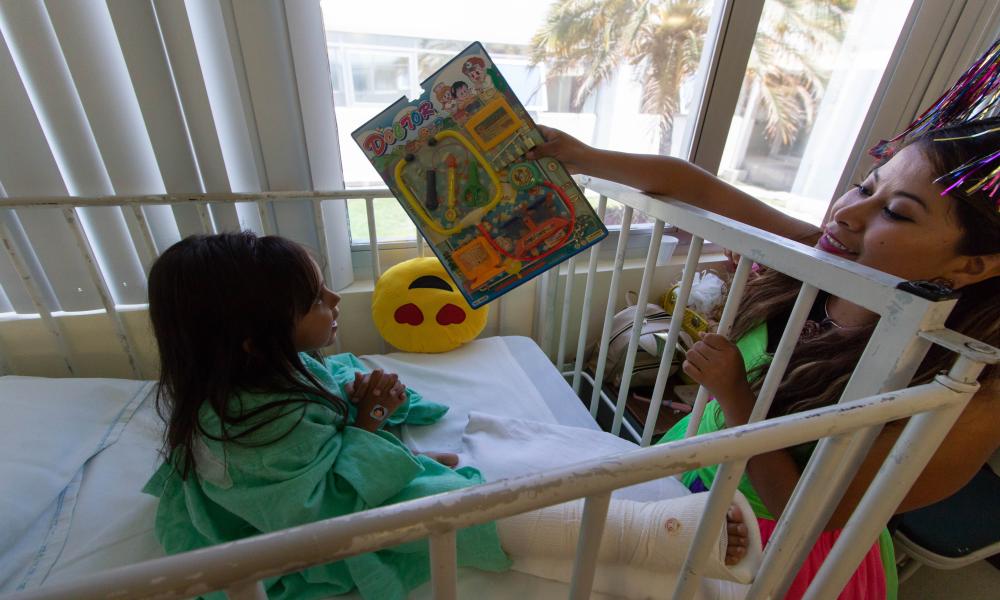 Intercambian sonrisas por juguetes en el Día del niño