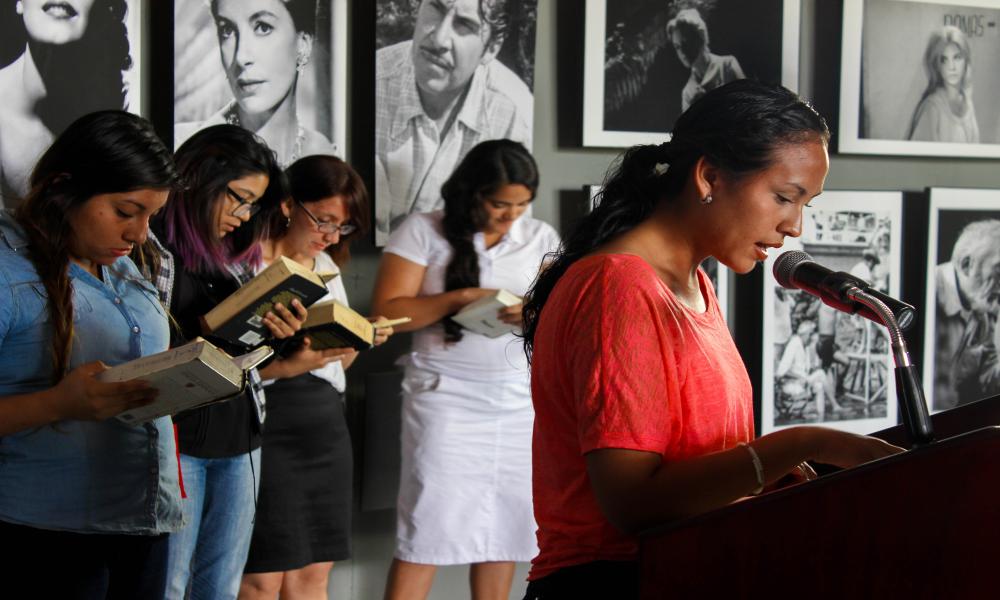 Honran universitarios a Cervantes en Día Mundial del Libro