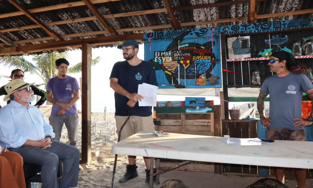 Colocan cédula de registro de colección científica y museográfica “Doctor Jorge Téllez López” en el campamento tortuguero de Boca de Tomates