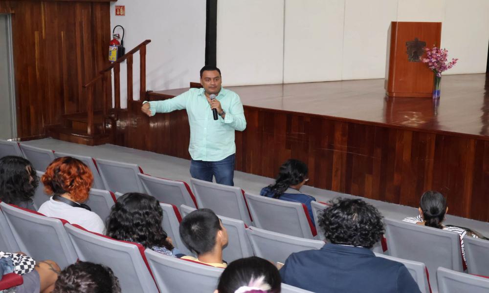 El Dr. Carlos Felipe Camba Pérez presentó la conferencia: “El arte de las finanzas”.