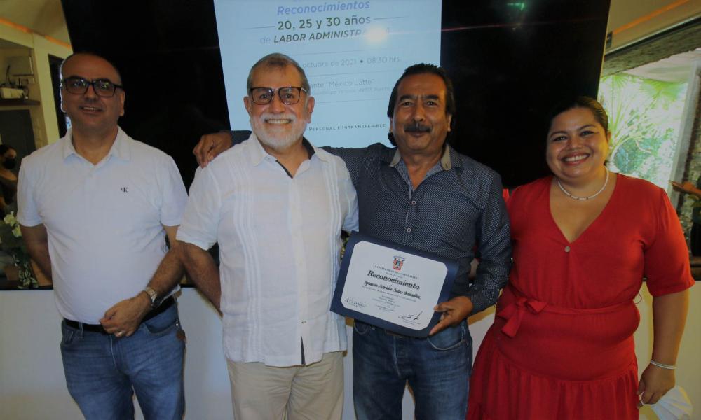 Celebran permanencia académica y laboral del personal administrativo y operativo