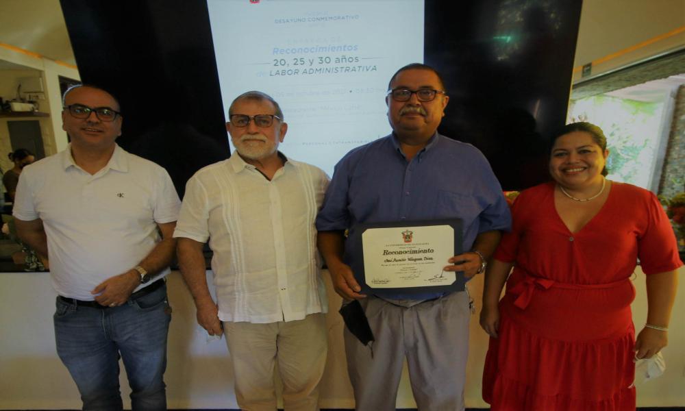 Celebran permanencia académica y laboral del personal administrativo y operativo