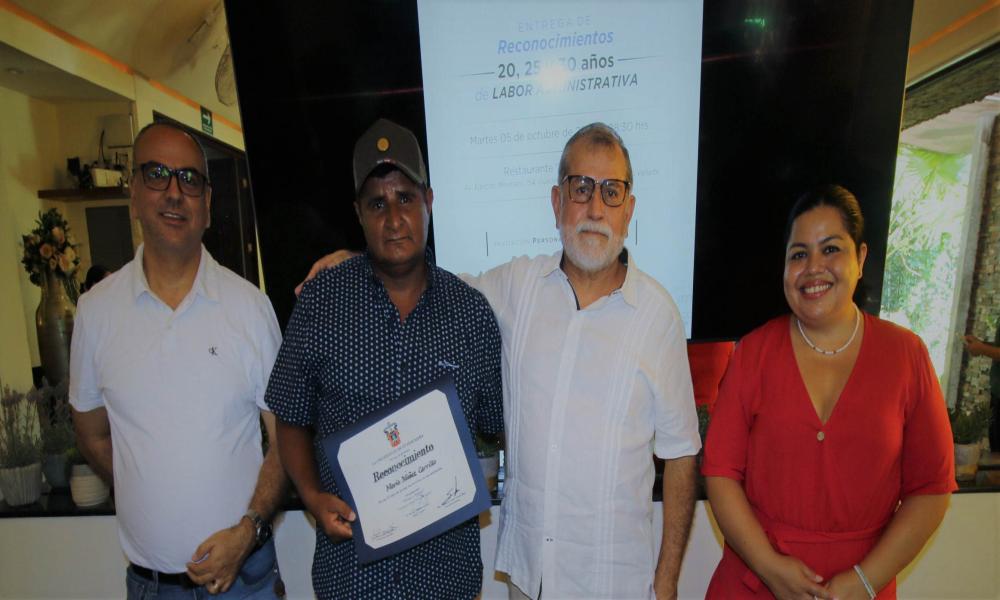 Celebran permanencia académica y laboral del personal administrativo y operativo