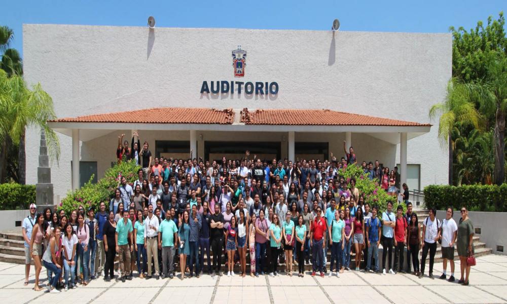 En el CUCosta, cerca de 500 estudiantes asistieron a las magnas conferencias de Innovación Tecnológica de Amazon Web Serv