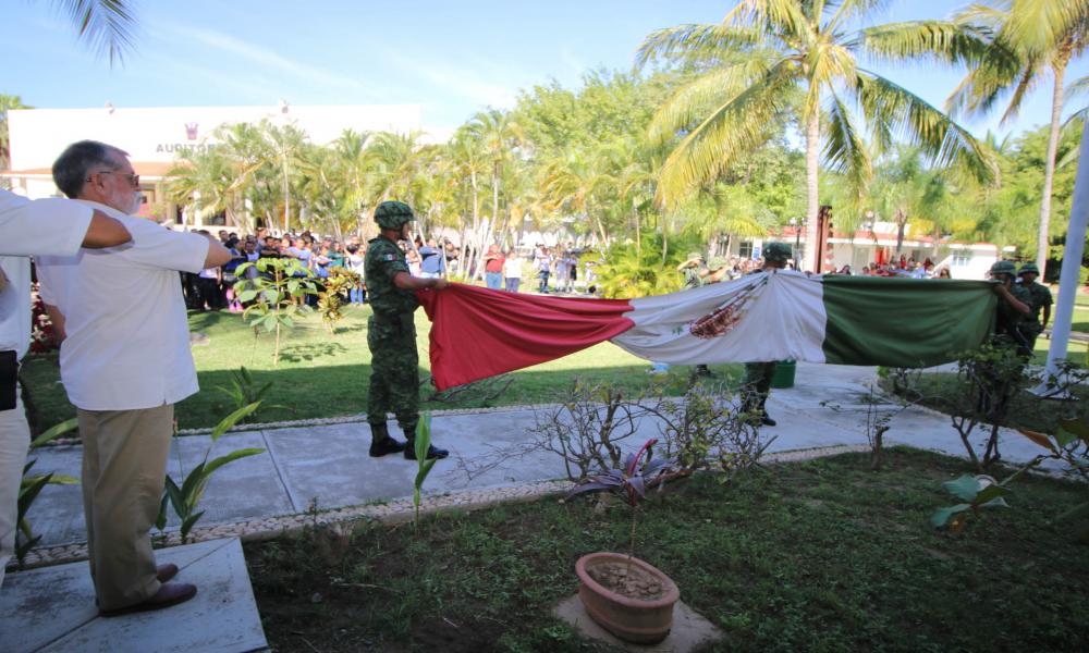  Incineran y Cambian Bandera Mexicana en el CUCosta