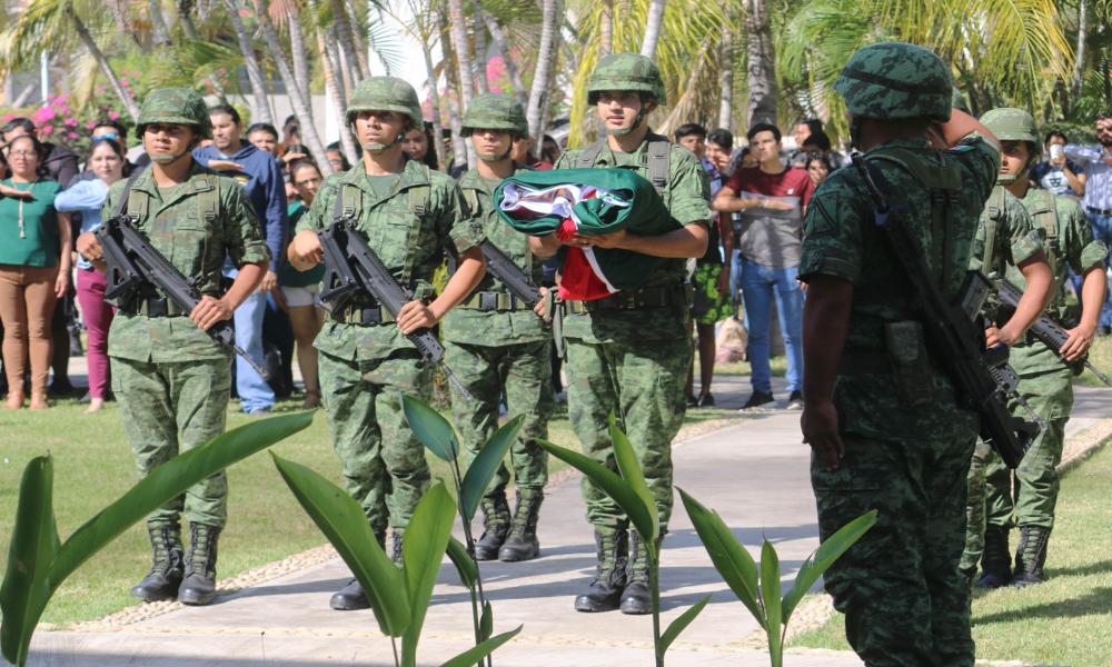  Incineran y Cambian Bandera Mexicana en el CUCosta