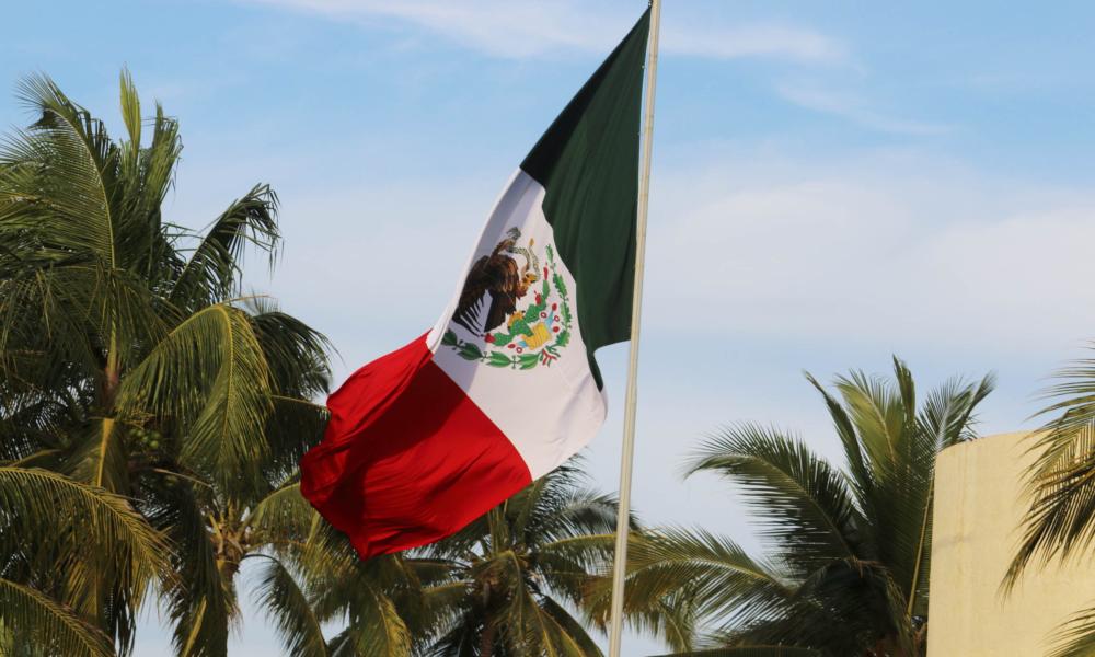 Incineran y Cambian Bandera Mexicana en el CUCosta