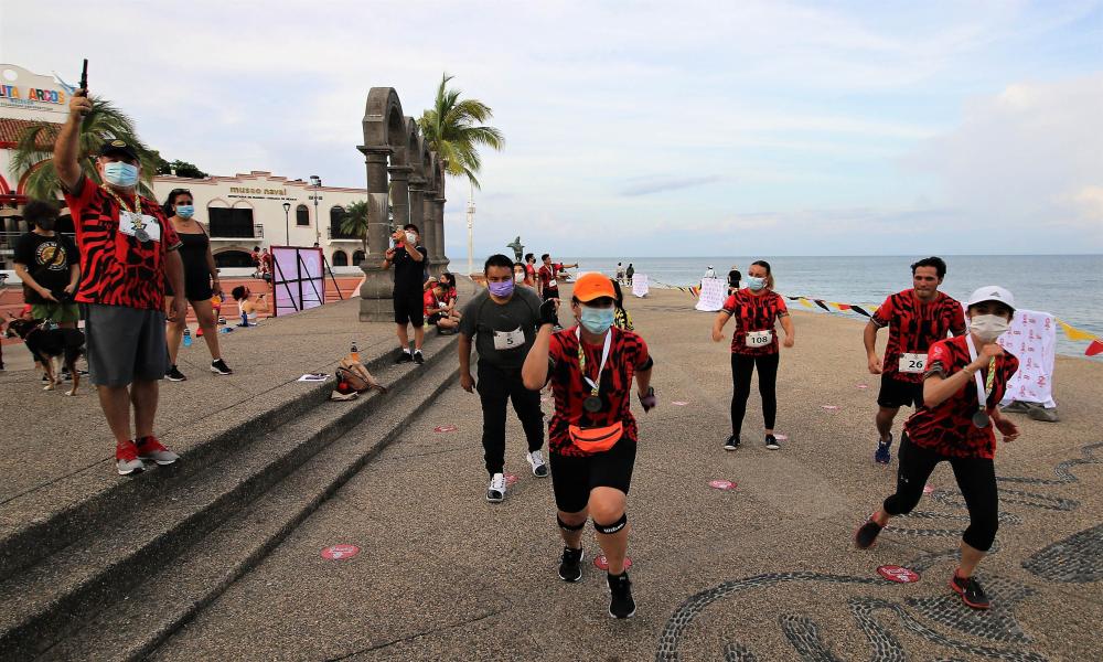 Rugieron corredores en la Quinta Carrera Leones Negros de Puerto Vallarta