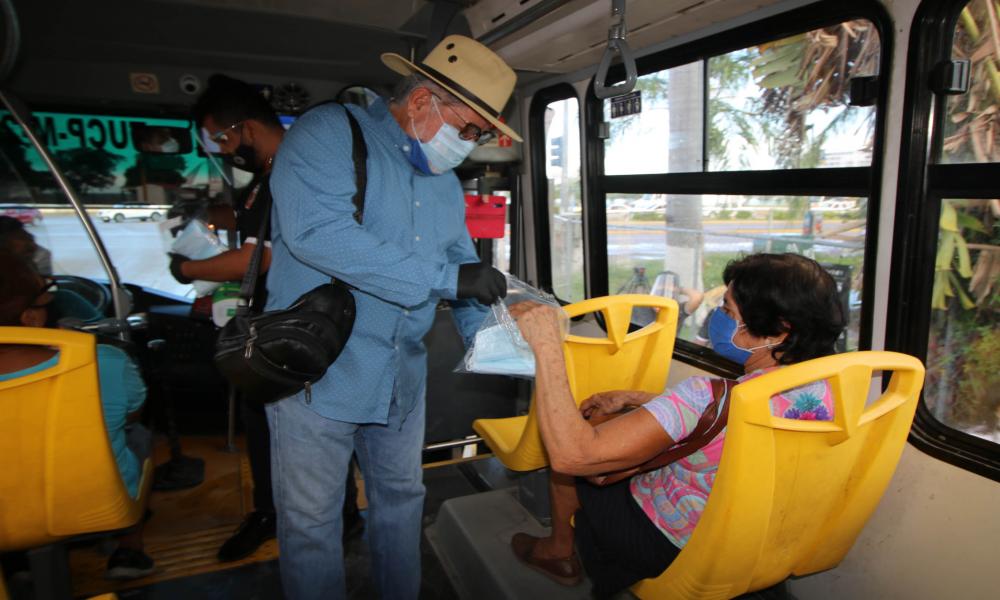 Entrega CUCosta 3,250 cubrebocas en cruceros viales de Puerto Vallarta