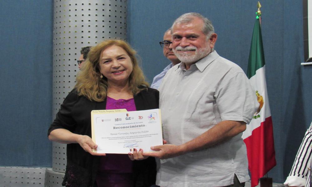 Entregan reconocimientos a agentes de paz en el Centro Universitario de la Costa