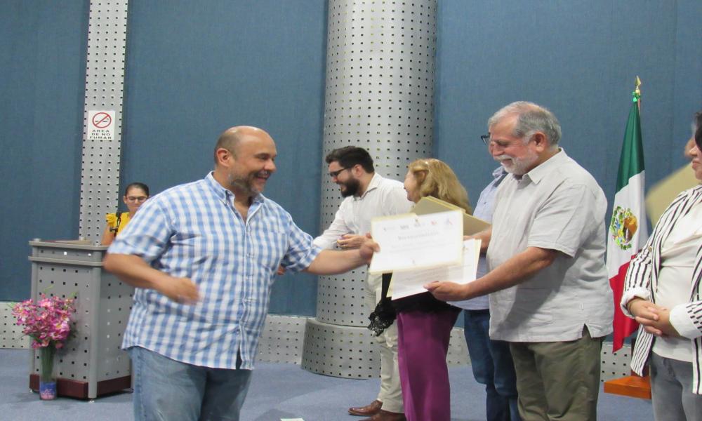 Entregan reconocimientos a agentes de paz en el Centro Universitario de la Costa