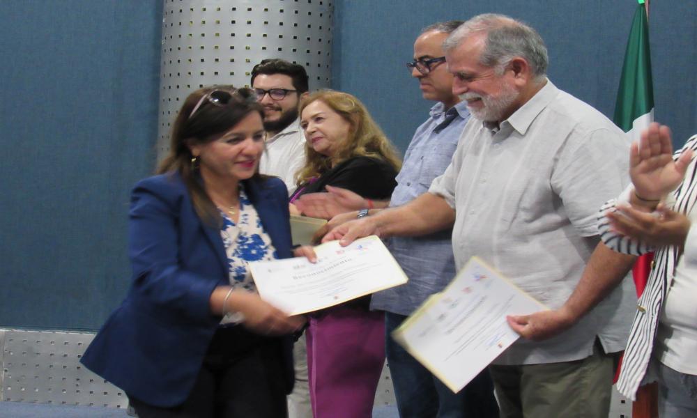 Entregan reconocimientos a agentes de paz en el Centro Universitario de la Costa