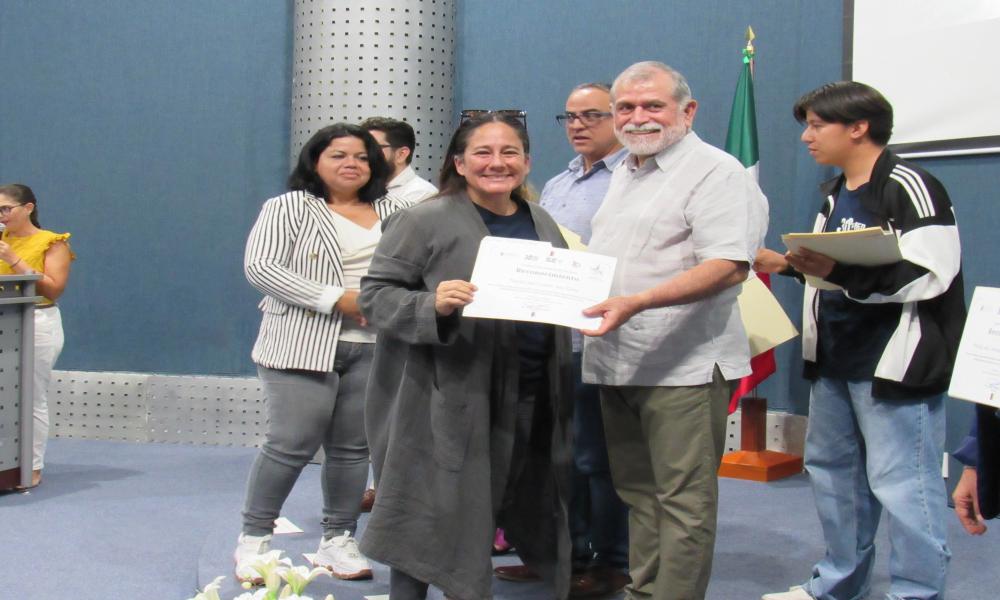 Entregan reconocimientos a agentes de paz en el Centro Universitario de la Costa