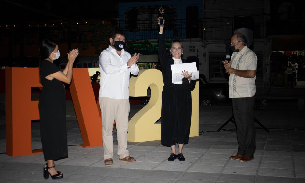 Reconoce FICPV trayectoria de Ofelia Media con La Iguana de Oro