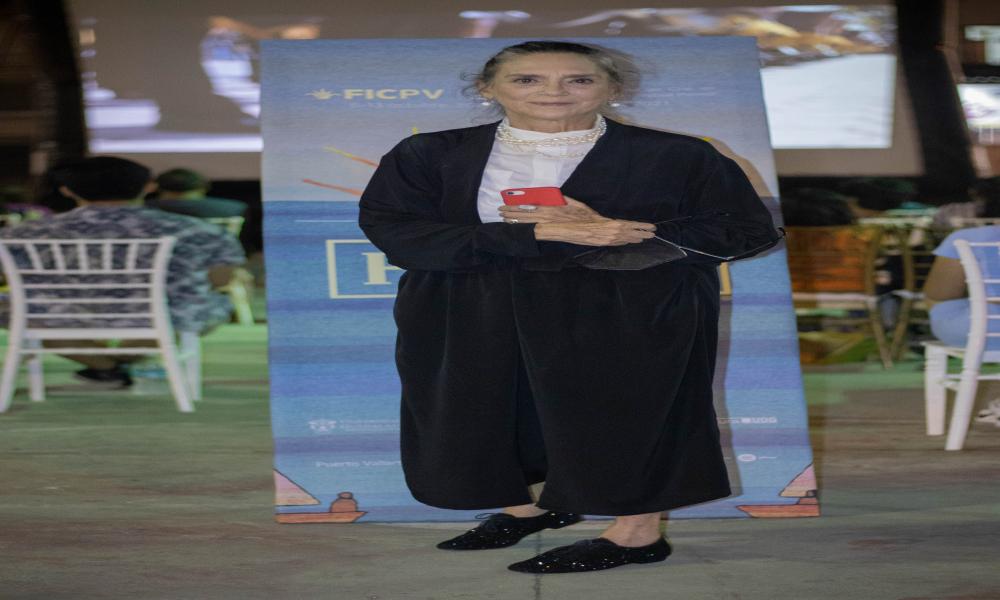 Reconoce FICPV trayectoria de Ofelia Media con La Iguana de Oro