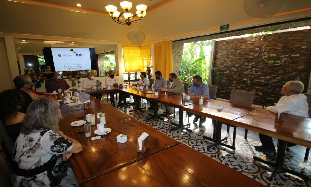 Ofrecen merecido reconocimiento a profesores de la División de Ingenierías