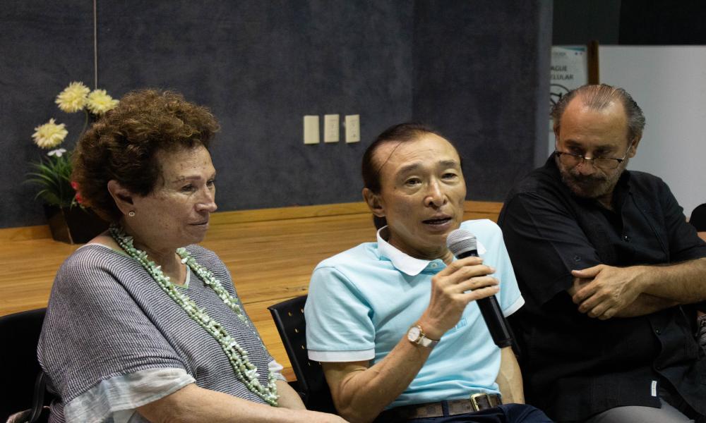 Artista apoya a los egresados del CUCosta