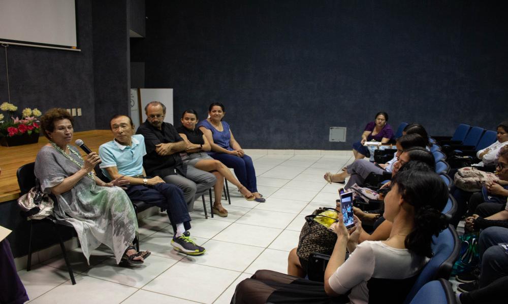 Artista apoya a los egresados del CUCosta