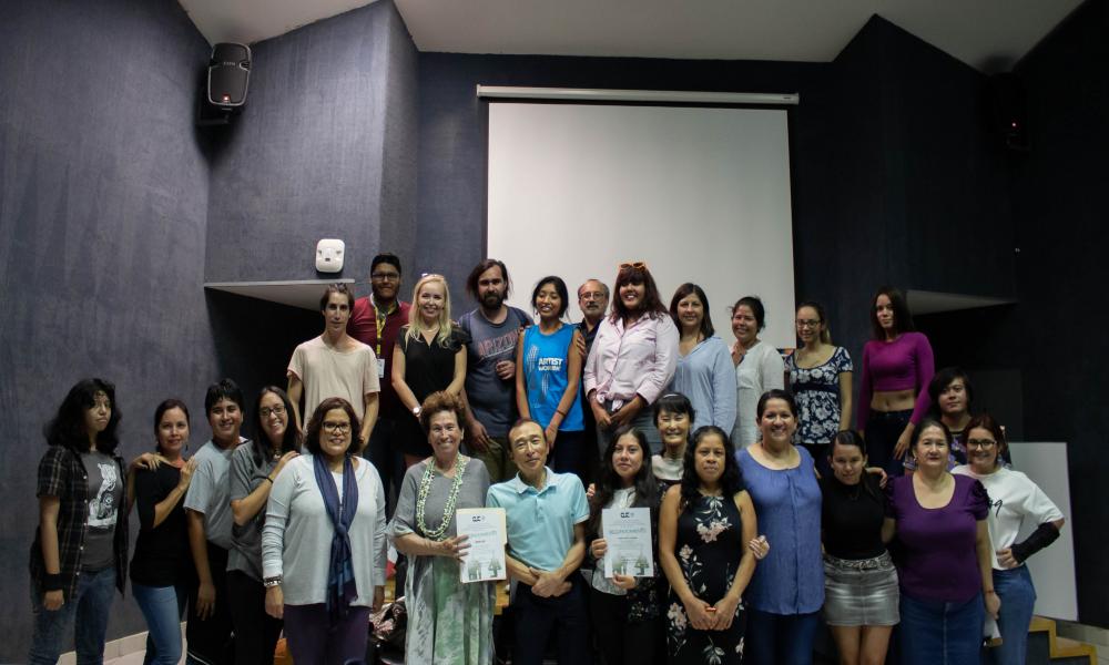 Artista apoya a los egresados del CUCosta