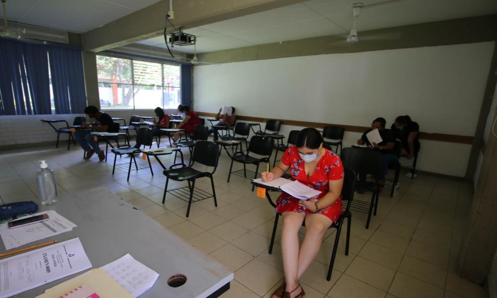 Realizan examen Ceneval 61 egresados de la UdeG