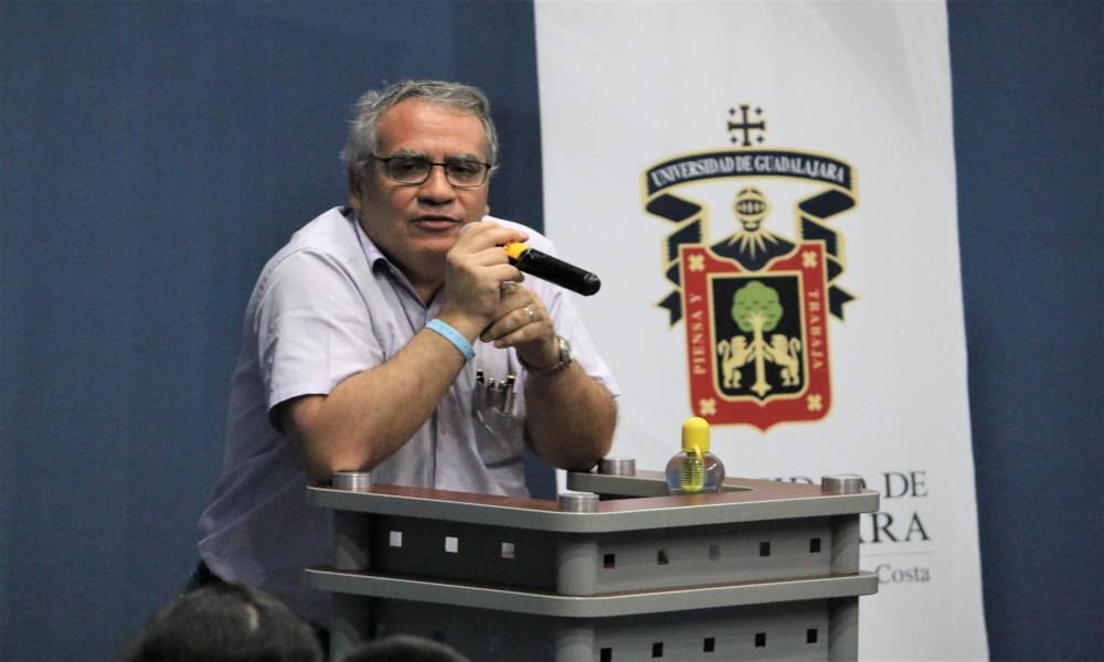 En el CUCosta el Doctor Gerardo Kloss Impartió La Conferencia “Los Diseñadores y la Lectura”