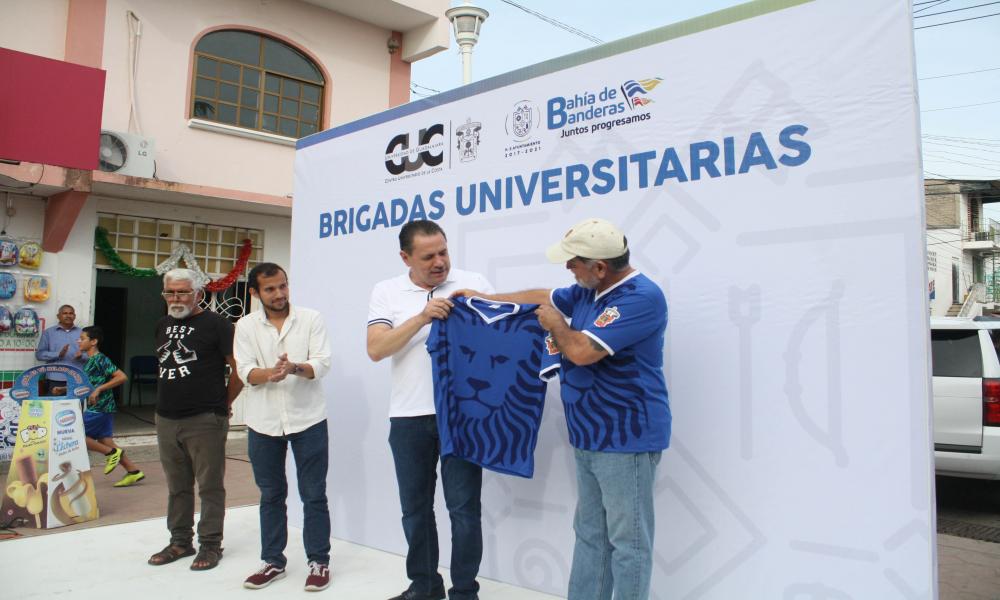 “Brigadas Universitarias” del CUCosta, Ahora benefició a Cientos de Familias de San Vicente