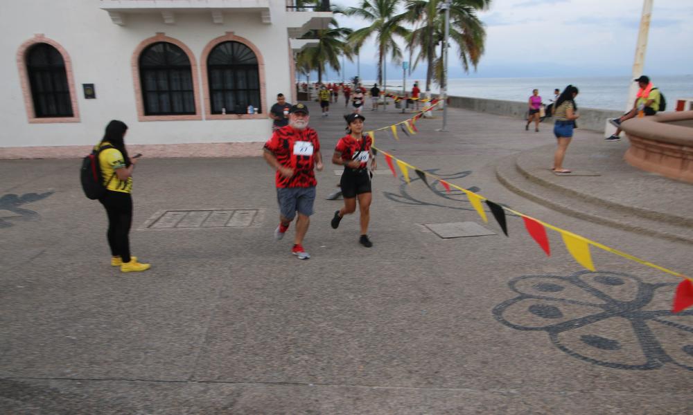 Rugieron corredores en la Quinta Carrera Leones Negros de Puerto Vallarta