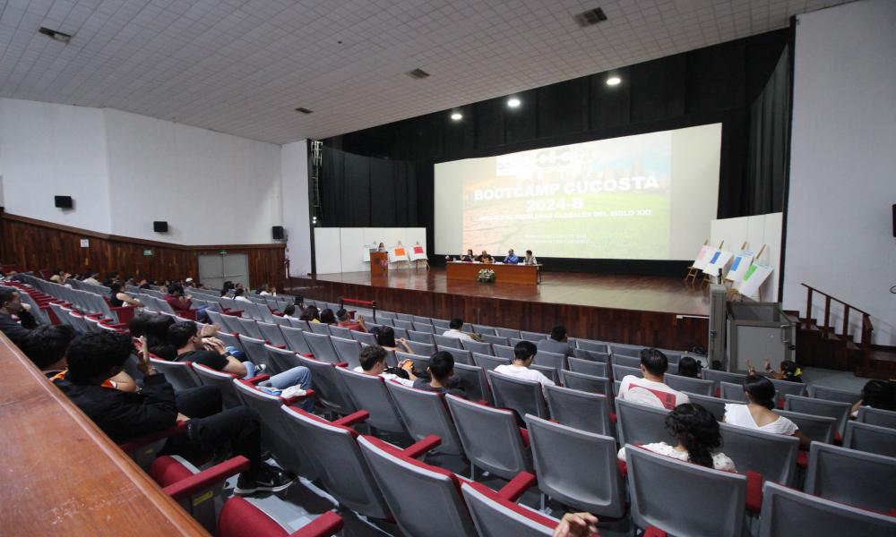 Se desarrolla con éxito el primer curso “Clase de Análisis de Problemas Globales del Siglo XXI”