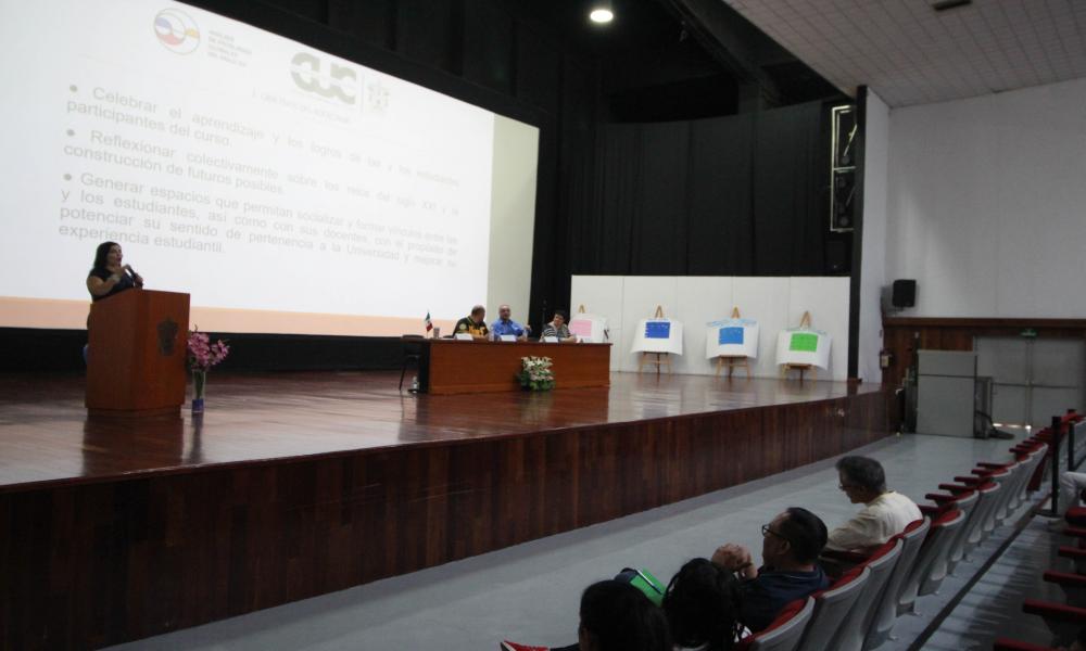 Se desarrolla con éxito el primer curso “Clase de Análisis de Problemas Globales del Siglo XXI”