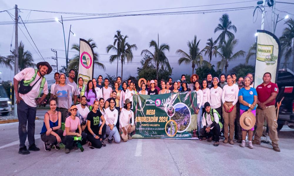 Participación de profesores y estudiantes del Centro Universitario de la Costa en la Mega arborización 2024 Puerto Vallarta