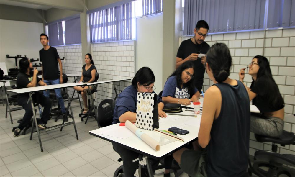 Se erige CUCosta en galería para la exposición de obras de egresados y estudiantes