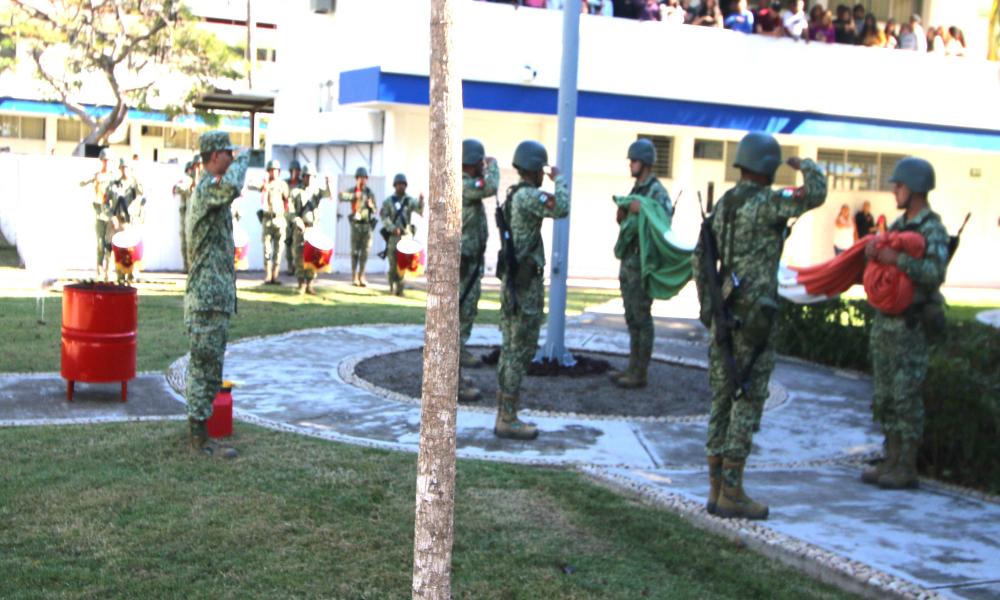 Universitarios del CUCosta conmemoran el Día de la Bandera
