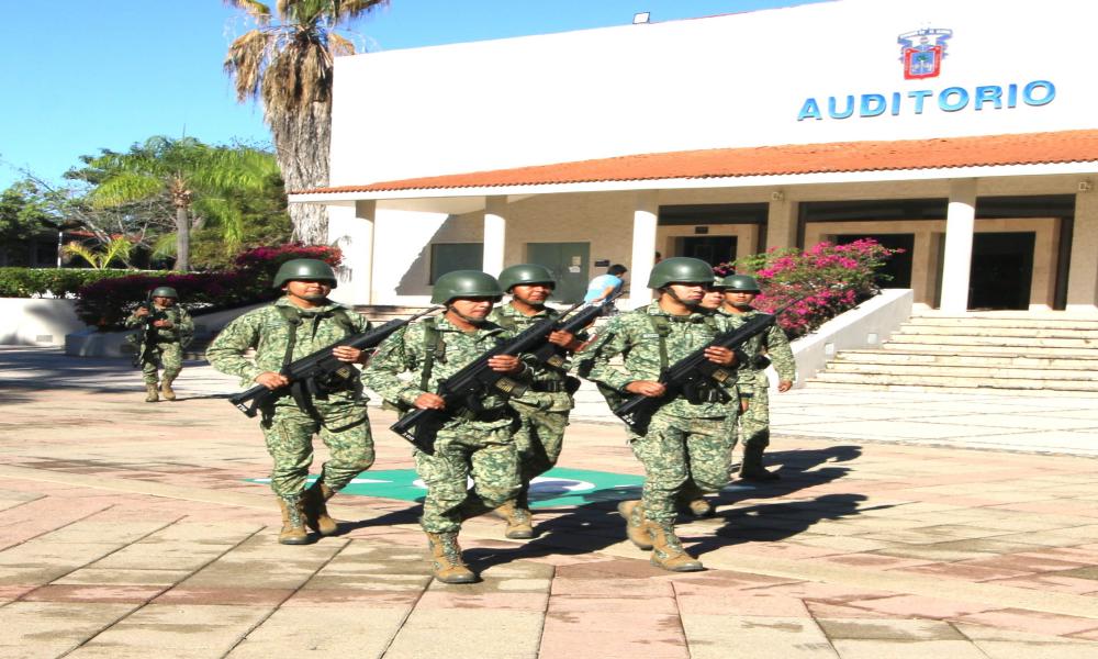 Universitarios del CUCosta conmemoran el Día de la Bandera