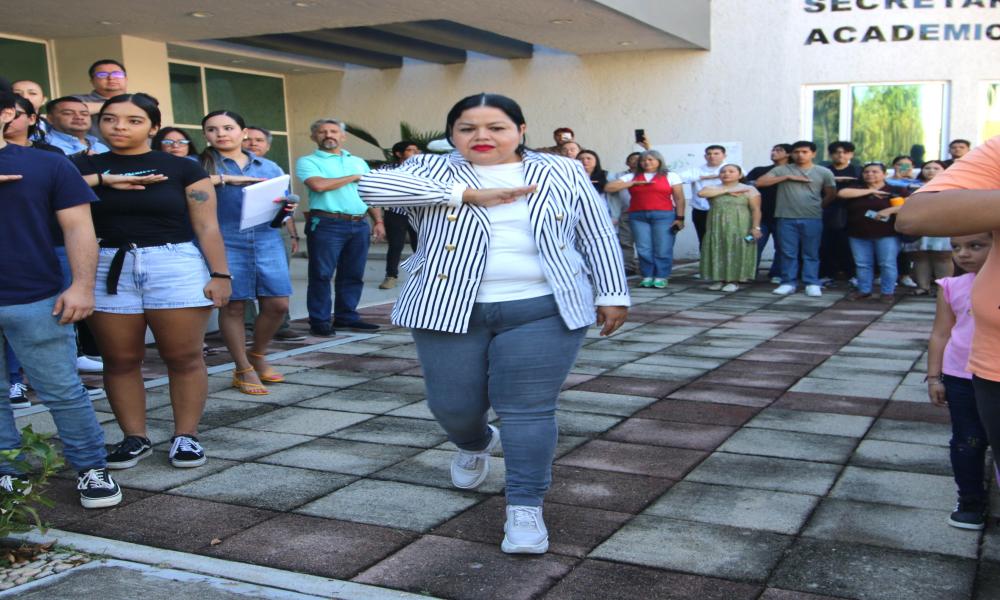 Universitarios del CUCosta conmemoran el Día de la Bandera