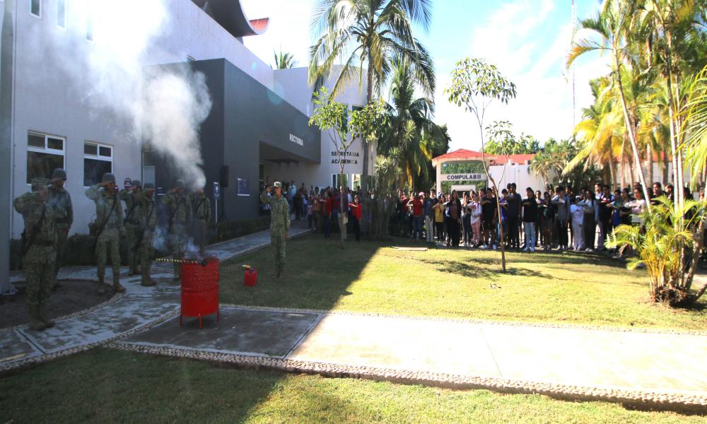 Universitarios del CUCosta conmemoran el Día de la Bandera