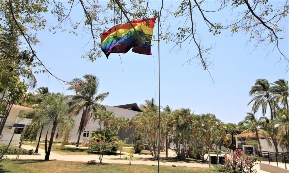 Izan bandera de la comunidad de la diversidad sexual en CUCosta