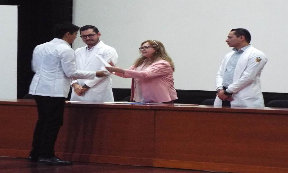 Emotiva ceremonia de “Imposición de Batas” a estudiantes de Medicina