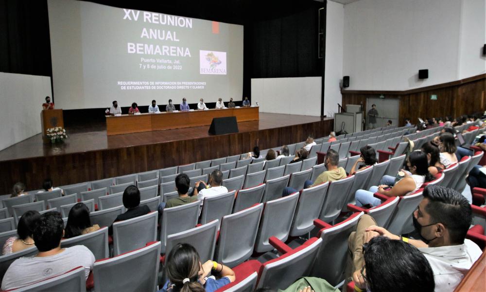 Investigadores y estudiantes interactúan compartiendo sus trabajos científicos