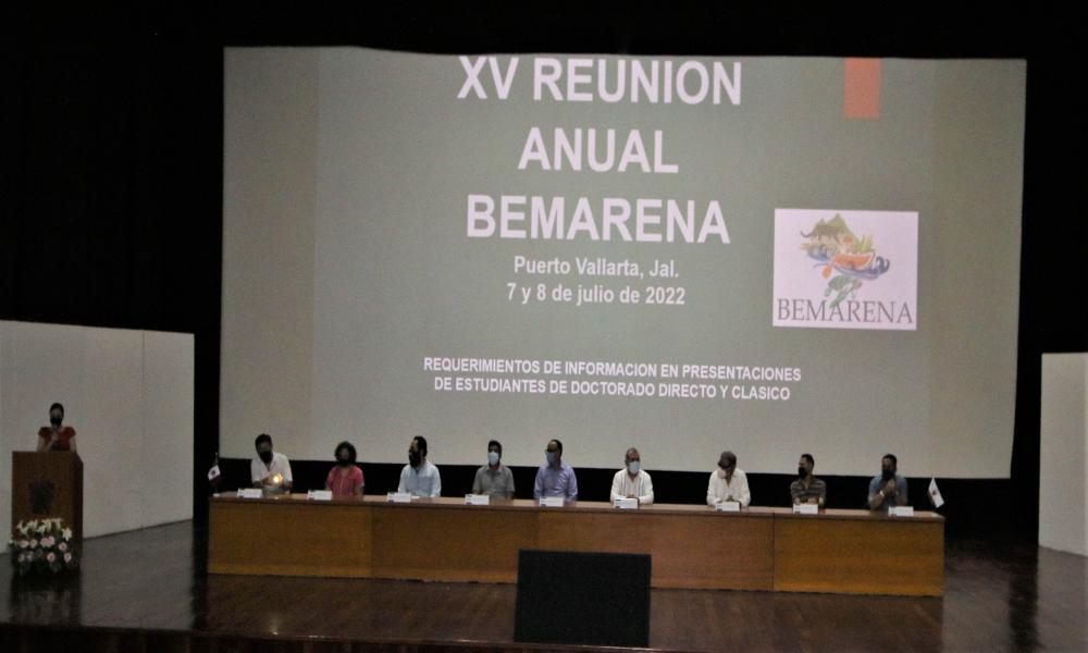 Investigadores y estudiantes interactúan compartiendo sus trabajos científicos