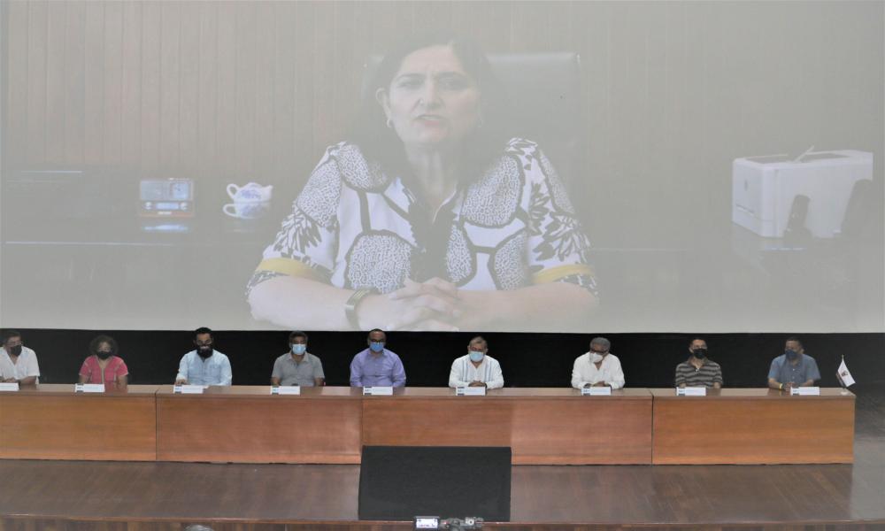 Investigadores y estudiantes interactúan compartiendo sus trabajos científicos