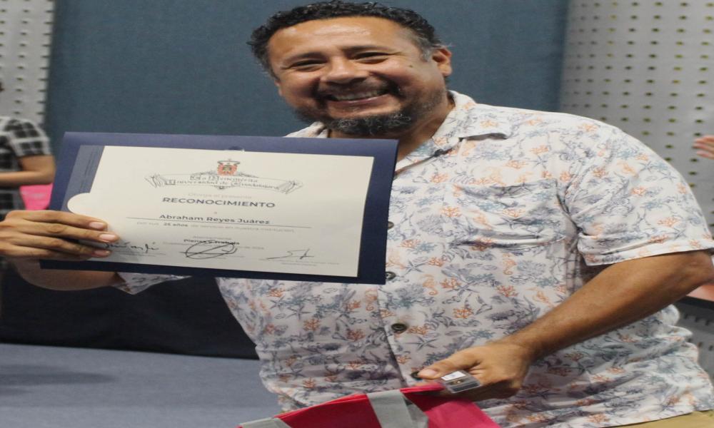 Distinguen con reconocimientos al personal administrativo con 20 y 25 años de servicio en CUCosta