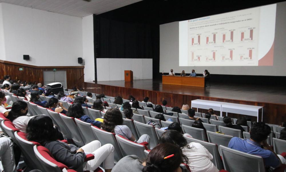 Gran convocatoria al Foro de Análisis sobre el Día Internacional de la Mujer en CUCosta