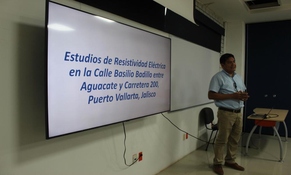 Hay filtración de agua en la calle Basilio Badillo, revelan estudios