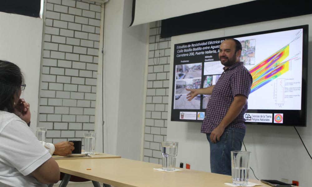 Hay filtración de agua en la calle Basilio Badillo, revelan estudios